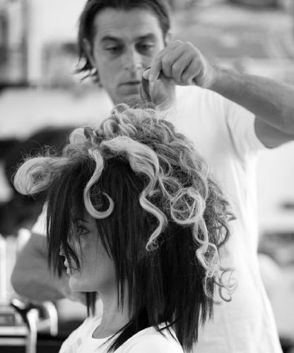 Peluquería Italiana Gianni Bernardi peluquero peinando mujer