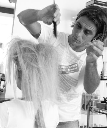Peluquería Italiana Gianni Bernardi peluquero realizando peinado